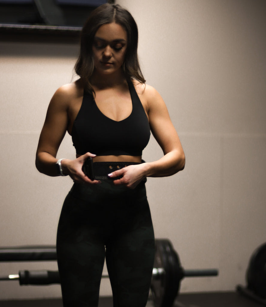 How tight should my weightlifting belt be