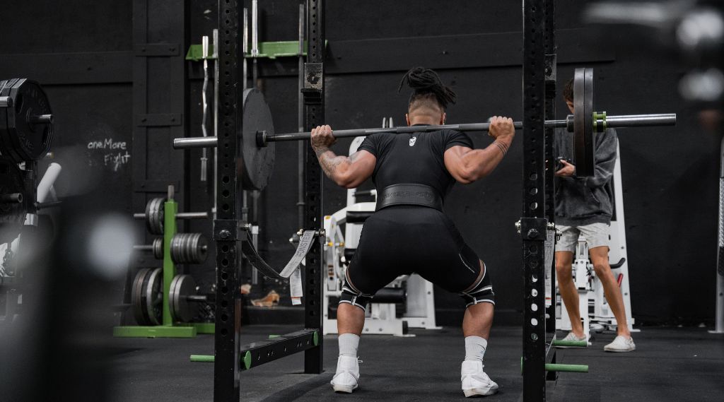 wearing knee sleeves while lifting benefits